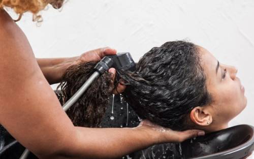 A lavagem de cabelos com caracóis