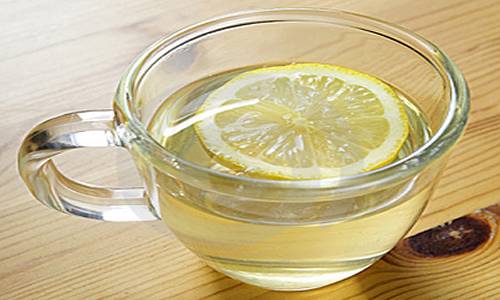 Água morna com limão emagrece: Saiba como fazer